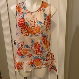 Beautiful floral blouse w tie at hip